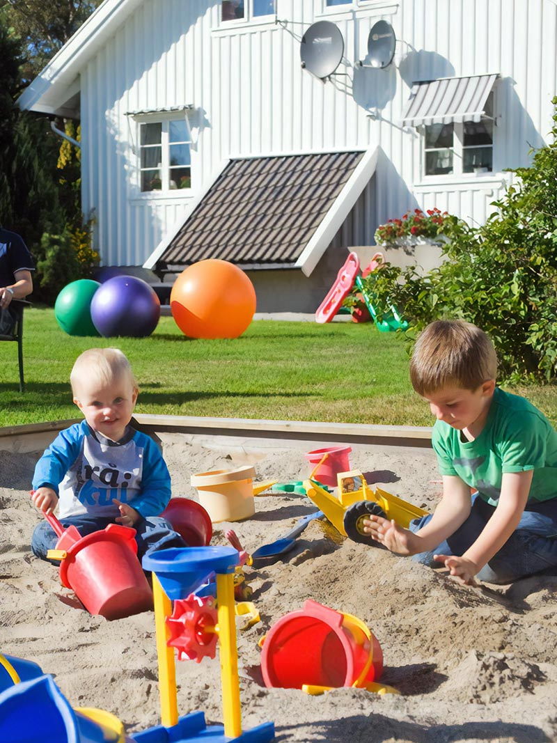 Uteområdet 1 Barn i sandkasse på Bakkane Gård i Larvik